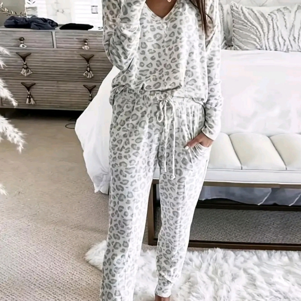Lounge set pants and shirt animal print size XL with pockets Like New